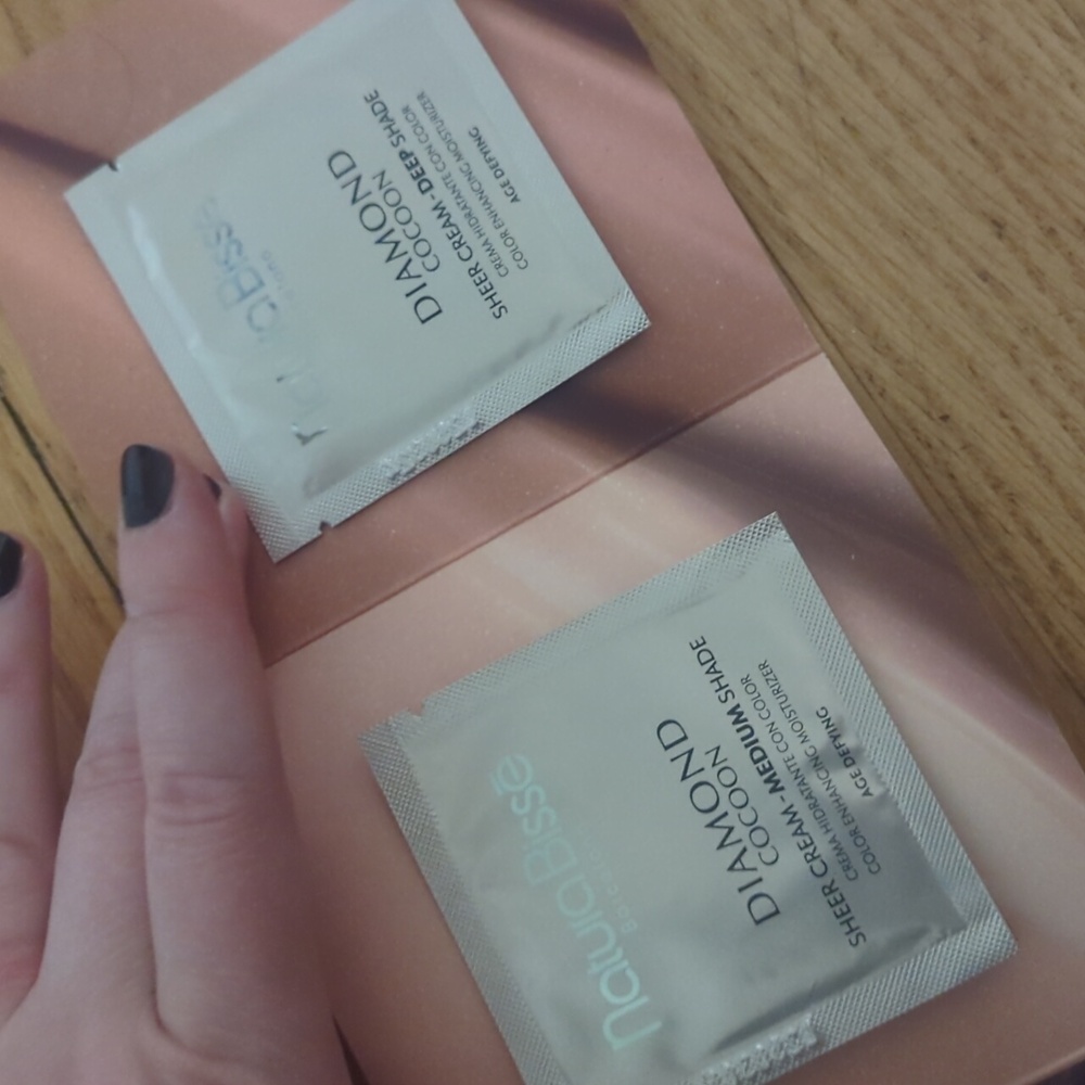 Sample Bundle With Small Pouch - Picture 6 of 8